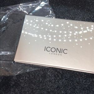 An Iconic London face palette